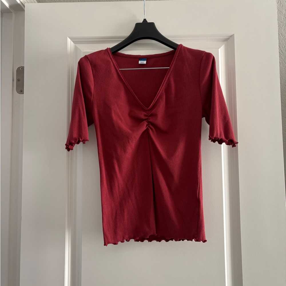 Old Navy size S maroon shirt with cute ruffle sleeves and bottom - like new
